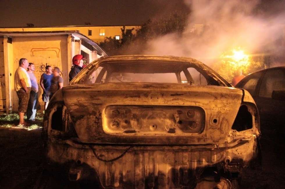  Pożar samochodów na Tymiankowej. Akcja gaśnicza (zdjęcie 11) - Autor: Tomasz Piekut