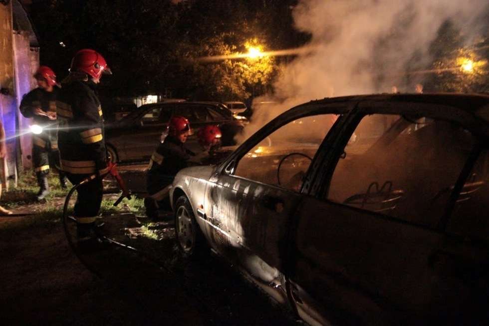  Pożar samochodów na Tymiankowej. Akcja gaśnicza (zdjęcie 12) - Autor: Tomasz Piekut