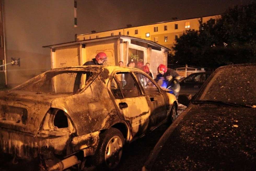  Pożar samochodów na Tymiankowej. Akcja gaśnicza (zdjęcie 15) - Autor: Tomasz Piekut