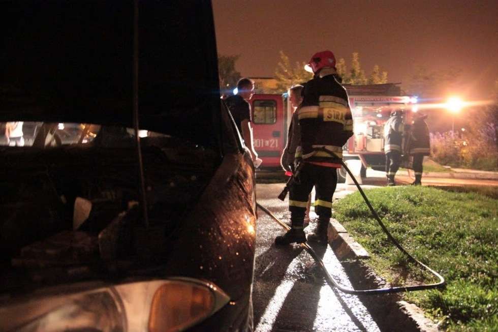  Pożar samochodów na Tymiankowej. Akcja gaśnicza (zdjęcie 18) - Autor: Tomasz Piekut