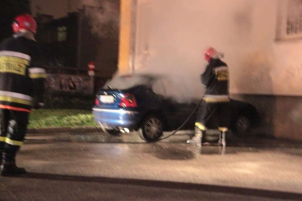  Pożar samochodów na Tymiankowej. Akcja gaśnicza (zdjęcie 2) - Autor: Tomasz Piekut