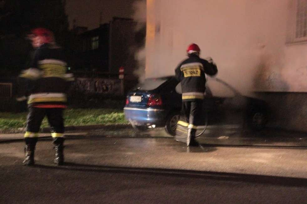  Pożar samochodów na Tymiankowej. Akcja gaśnicza (zdjęcie 3) - Autor: Tomasz Piekut