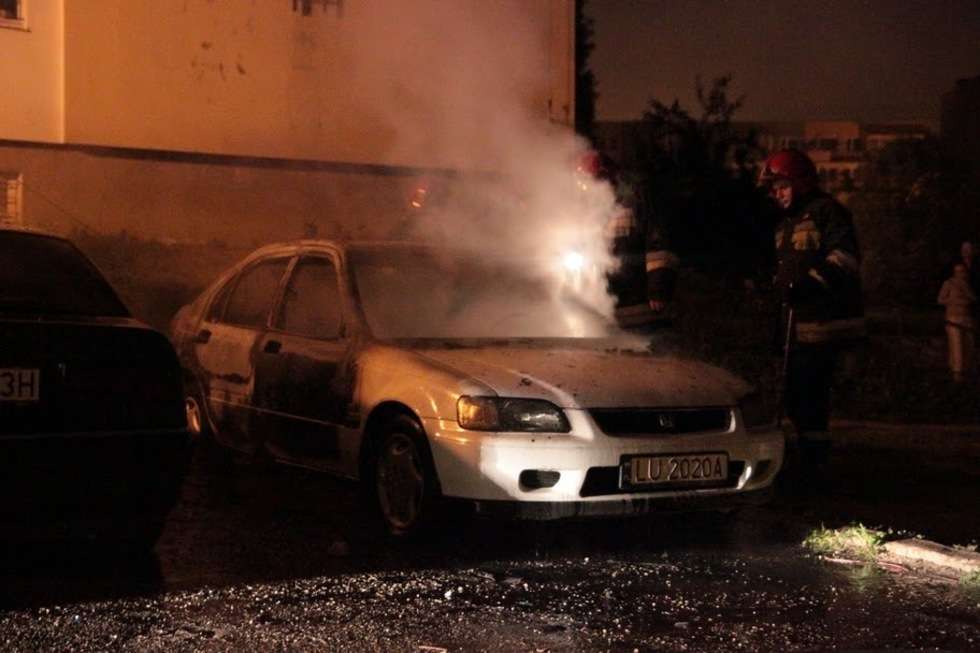  Pożar samochodów na Tymiankowej. Akcja gaśnicza (zdjęcie 6) - Autor: Tomasz Piekut