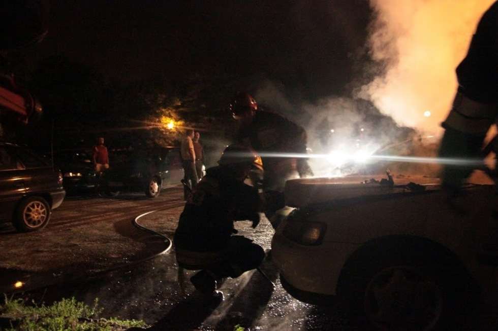  Pożar samochodów na Tymiankowej. Akcja gaśnicza (zdjęcie 8) - Autor: Tomasz Piekut