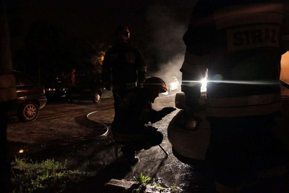  Pożar samochodów na Tymiankowej. Akcja gaśnicza (zdjęcie 9) - Autor: Tomasz Piekut