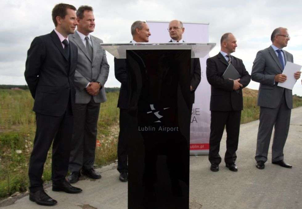  Lotnisko: Umowa w sprawie pasa startowego (zdjęcie 5) - Autor: Jacek Świerczynski