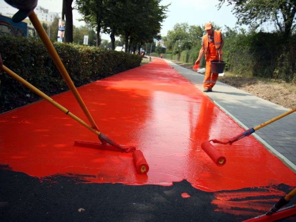  Malowanie czerwonej ściezki rowerowej na Czechowie w Lublinie
