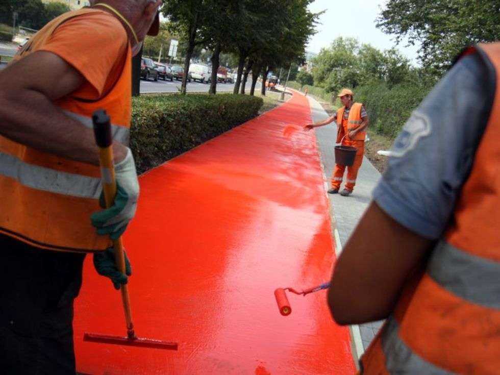  Malowanie czerwonej ściezki rowerowej na Czechowie w Lublinie