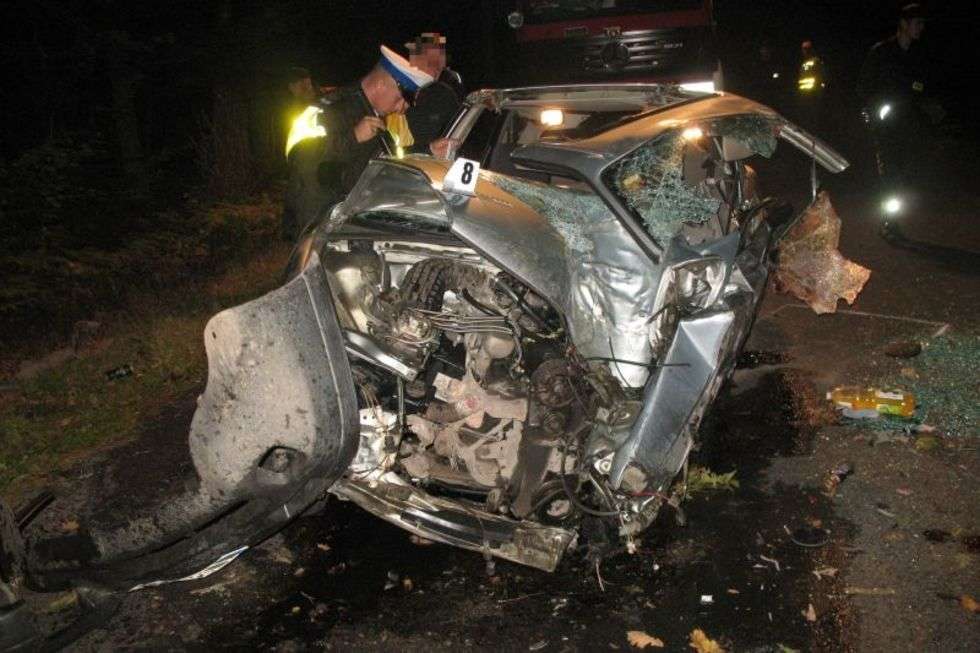  Mlyniec: Audi uderzylo w drzewo