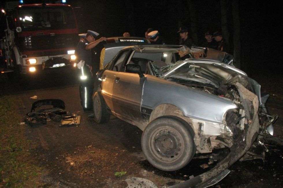  Mlyniec: Audi uderzylo w drzewo