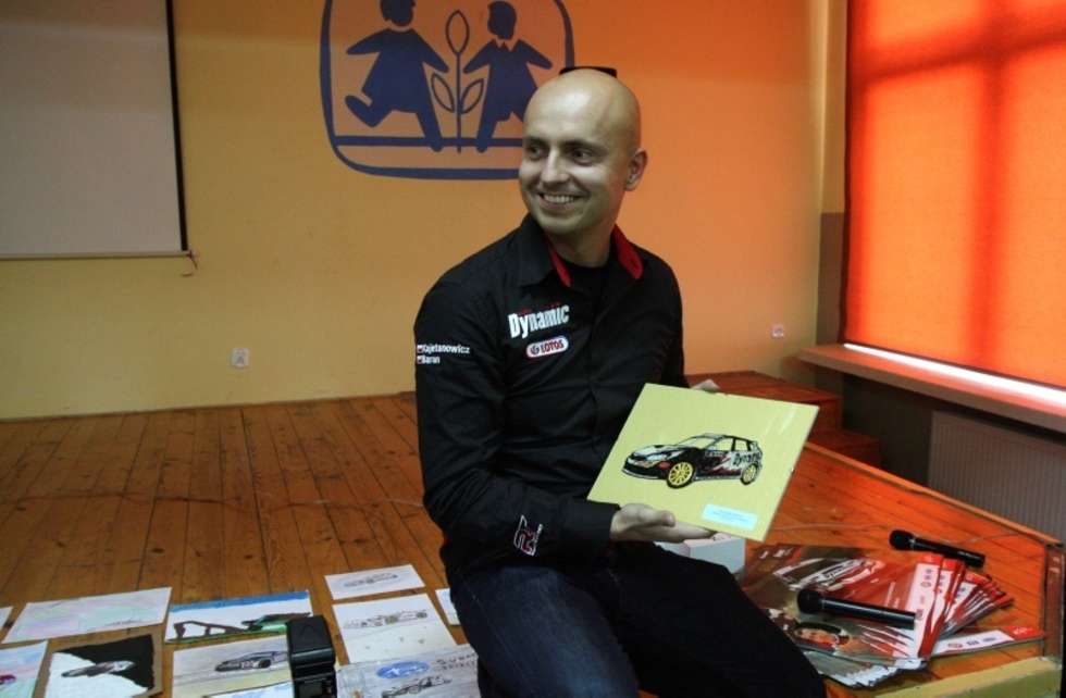  Mistrz Polski w rajdach samochodowych Kajetan Kajetanowicz  odwiedzil SOS Wioske Dzieciecą w Kraśniku