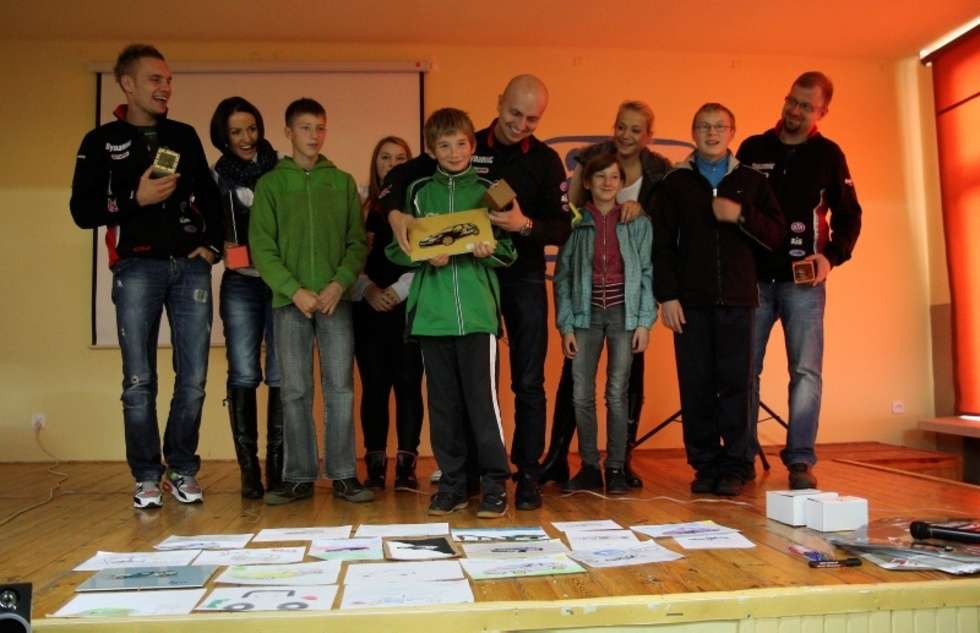  Mistrz Polski w rajdach samochodowych Kajetan Kajetanowicz  odwiedzil SOS Wioske Dzieciecą w Kraśniku
