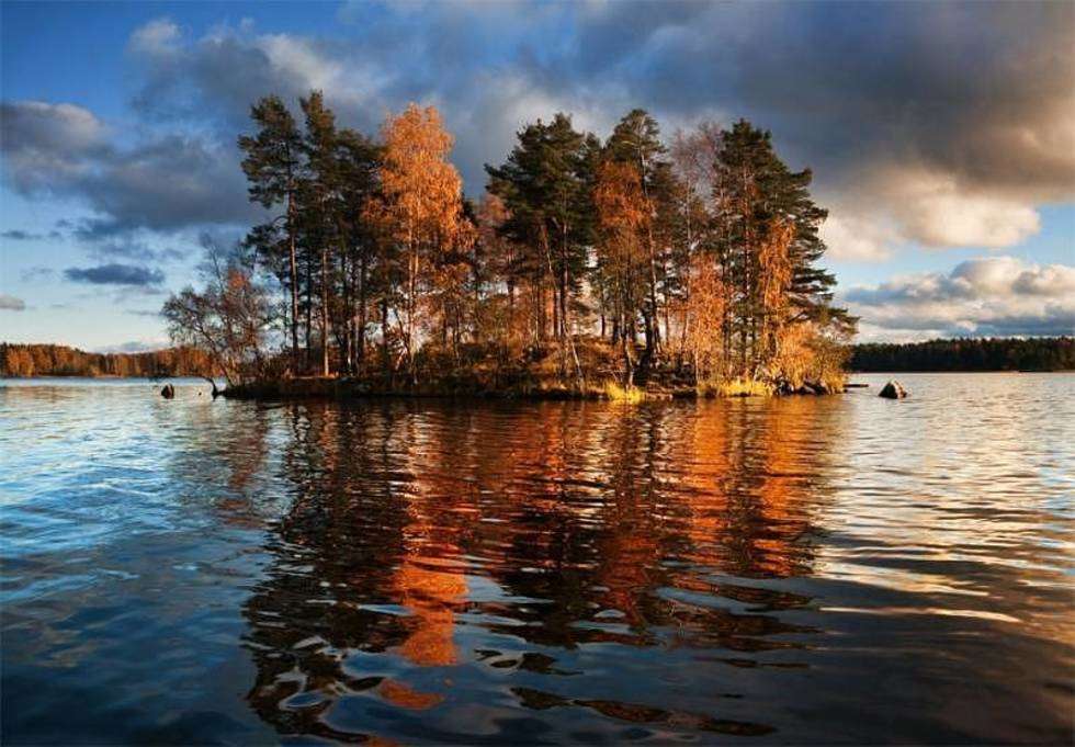  Jezioro Vuoksi znajduje sie w najbardziej wysunietej na pólnoc cześci Przesmyku Karelskiego w poludniowo-wschodniej Finlandii. Do finskiego jeziora Uwlewają sie rzeki Vuoksi.