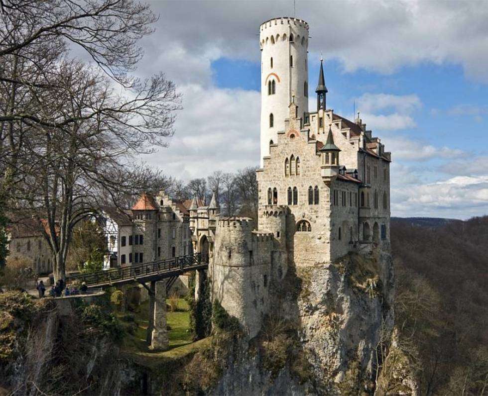  Zamek w Lichtensteinie polozony jest na klifie w poblizu Honau w Niemczech. Wybudowano go okolo 1200 roku. Byl dwukrotnie zniszczony. Za pierwszym razem ucierpial w 1311, kolejnym razem w 1381 roku. Nie zostal odbudowany i przez wiele lat byl kompletną ruiną. W 1802 roku król Fryderyk I zbudowal tam obóz myśliwski. Obecny wygląd to projekt architekta Carla Heideloffa z 1840 roku.  Obecnie zamek jest nadal wlasnością ksiąząt Urach, ale jest otwarty dla zwiedzających. Zamek zawiera duzą kolekcje historycznych broni i zbroi.
