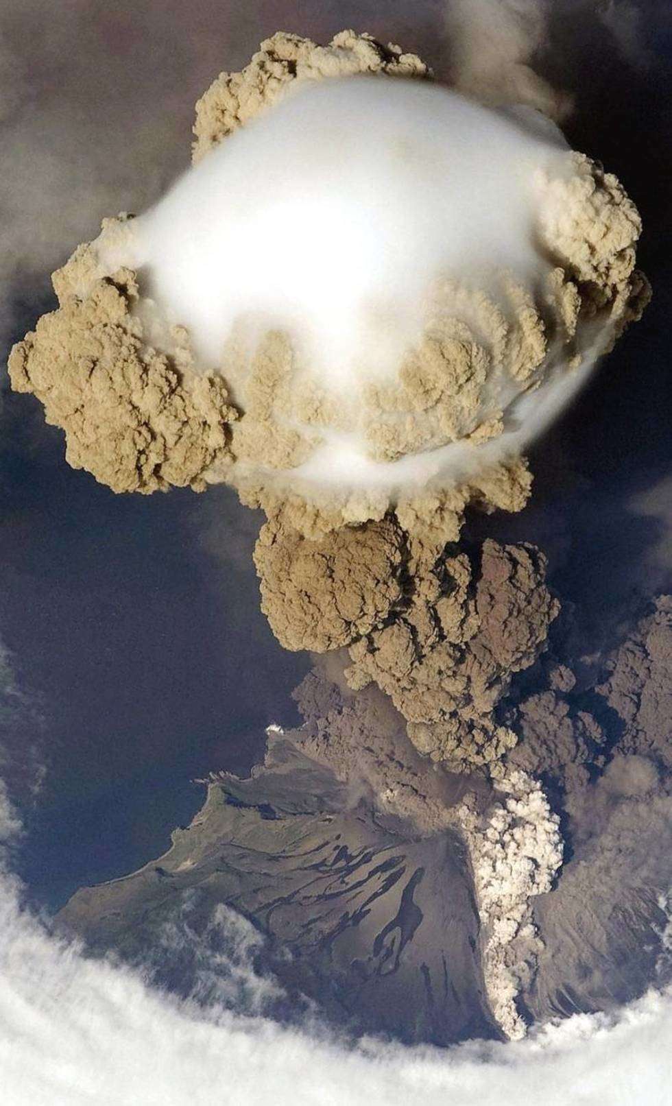  Zdjecie NASA, które pokazuje eksplozje wulkanu na wyspie Matua w archipelagu Wysp Kurylskich. W trakcie II wojny światowej znajdowalo sie tutaj lotnisko wojskowe. 