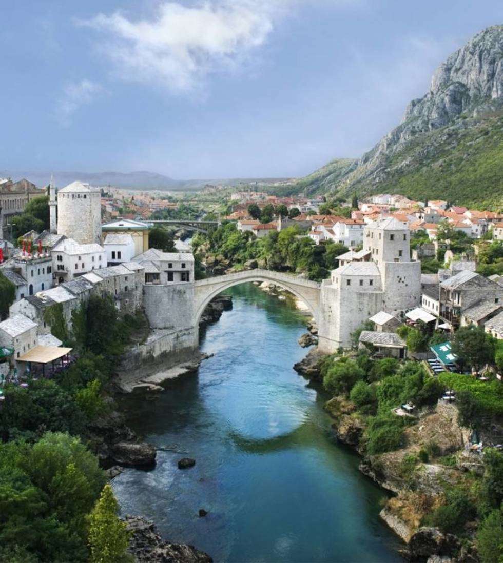  Glównym zabytkiem stolicy Hercegowiny Mostaru jest kamienny stary most nad rzeką Neretwą. Most wybudowano w 1566 roku. W trakcie wojny w bylej Jugoslawii zostal zburzony przez Chorwatów w listopadzie 1993 roku. Odbudowano go ponownie w lipcu 2004 r. Zdjecie zrobione z minaretu meczetu Paszy Koski Mehmeda.