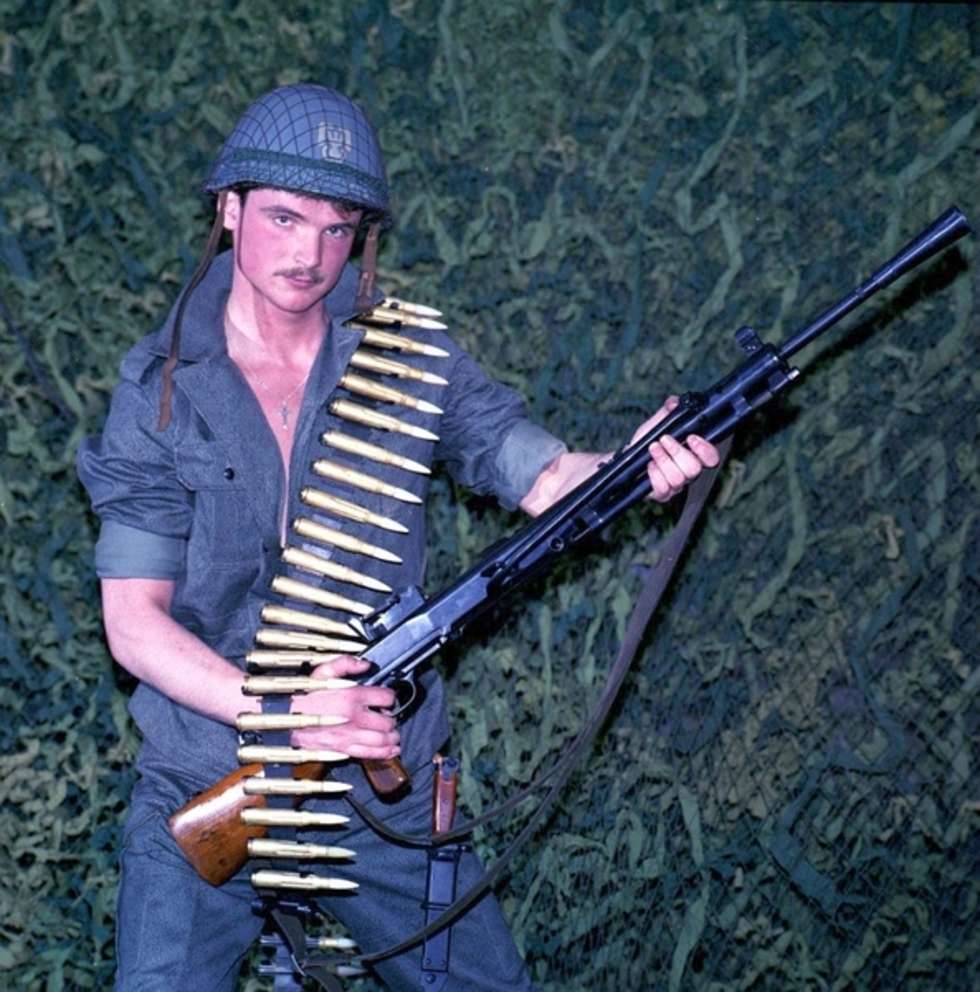  Niewykluczone, że zdjęcia w latach 90. mogły zostać wycięte przez wojskową cenzurę. Internauci zauważają w nich fascynację zachodem, a w szczególności filmem Rambo. 