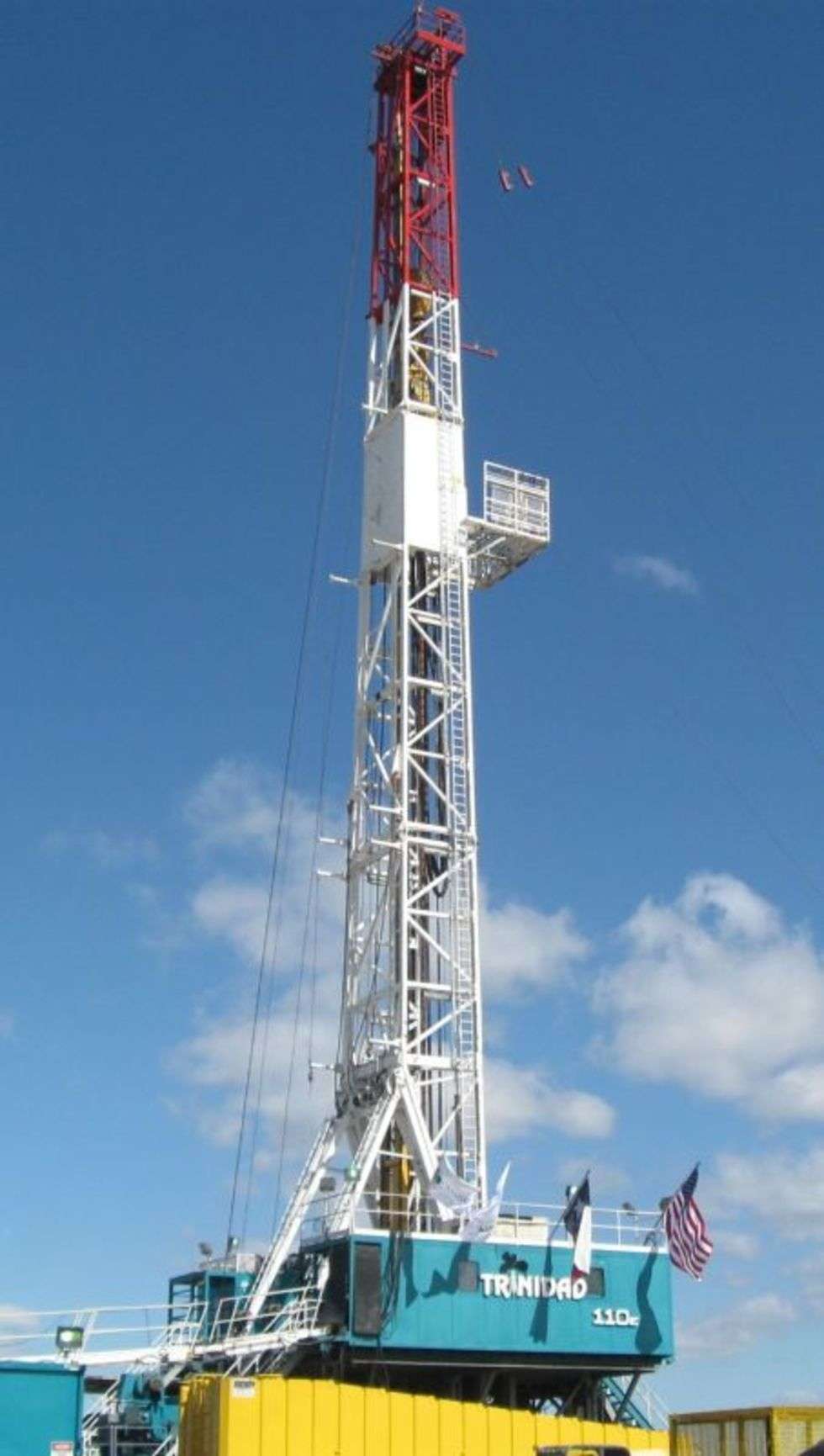  Trinidad 110E to jedna z wielu wiez wiertniczych nalezących do firmy Chesapeake Energy, amerykanskiego i światowego potentata w branzy wydobywczej gazu. Chesapeake ma w tej chwili 176 czynnych platform wiertniczych w USA. W ciągu ostatnich 4 lat firma odkryla 5 najlepszych zlóz lupkowych w Ameryce, glównie w stanie Teksas. – Wlasne zasoby gazu sprawiają, 
ze jesteśmy mniej wrazliwi na zawirowania w światowej gospodarce i polityce – wyjaśnia Julie H. Wilson z Chesapeake Energy. – Chcemy miec czyste powietrze i niezaleznośc energetyczną? Rozwiązanie jest tuz pod naszymi stopami.