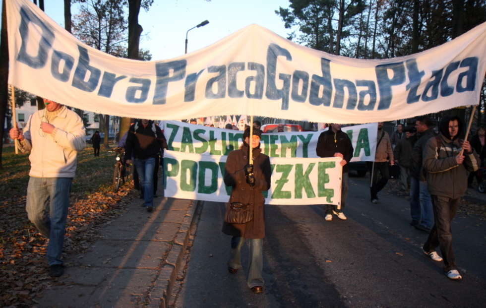  Związkowcy z PZL-Świdnik przeszli sprzed bramy zakladu przed Urząd Miasta. W demonstracji wzielo udzial co najmniej 500 osób.