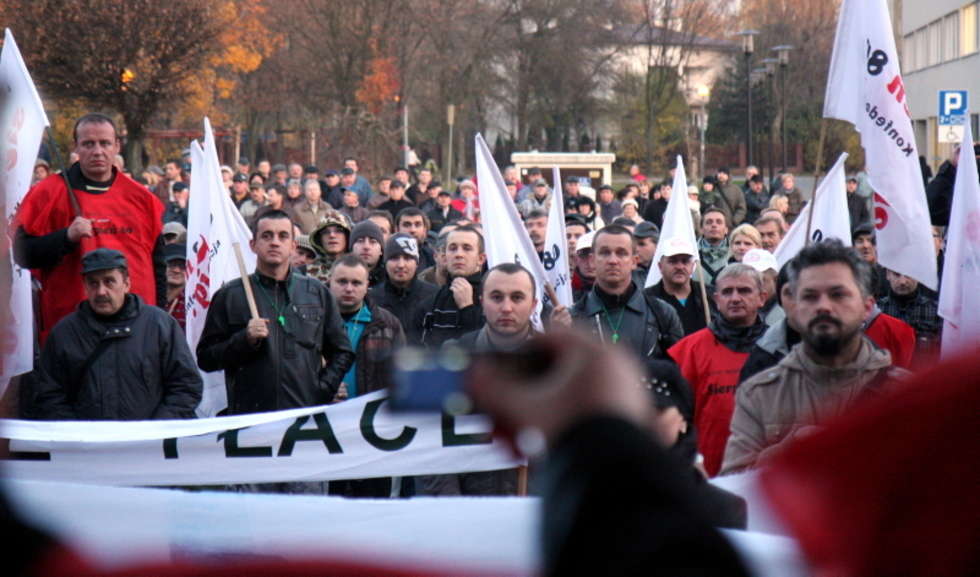  Związkowcy z PZL-Świdnik przeszli sprzed bramy zakladu przed Urząd Miasta. W demonstracji wzielo udzial co najmniej 500 osób.