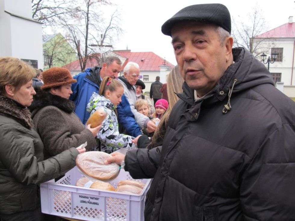  Rozdawali chleb, zbierali na paczki dla najuboższych (zdjęcie 3) - Autor: Marek Pietrzela