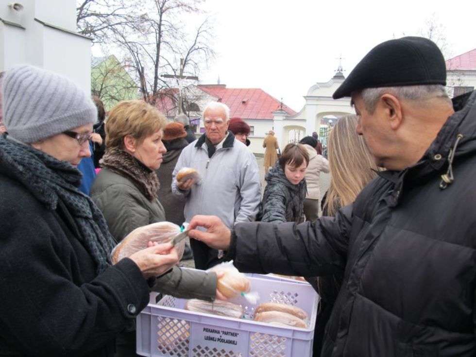  Rozdawali chleb, zbierali na paczki dla najuboższych (zdjęcie 4) - Autor: Marek Pietrzela