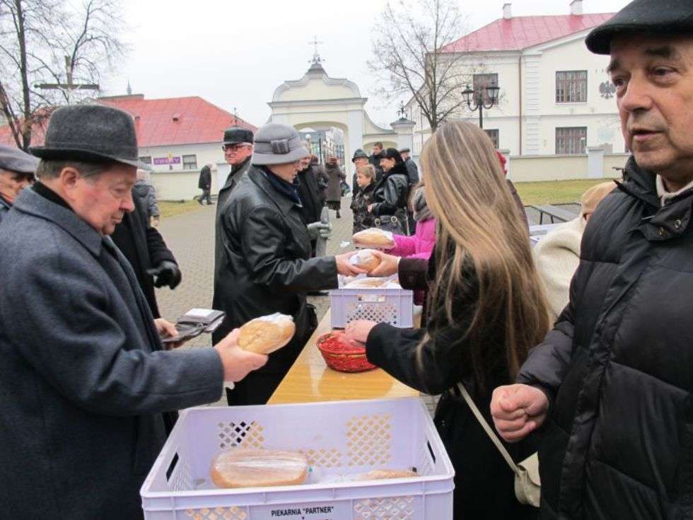  Rozdawali chleb, zbierali na paczki dla najuboższych (zdjęcie 6) - Autor: Marek Pietrzela