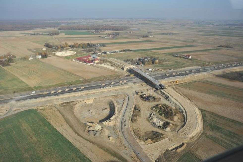  Prowadzone są prace ziemne związane z budową dróg dojazdowych i wezla Świdnik.