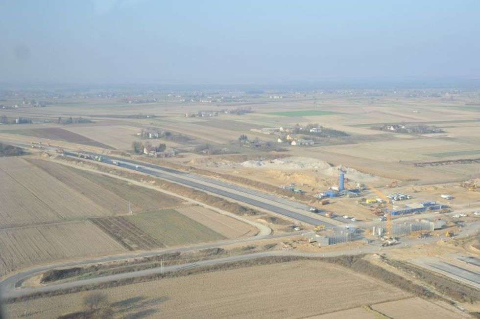  W tym miejscu powstaje wiadukt drogowy WD13 – nad drogą powiatową Garbów–Borków. Na zdjeciu fragment S17 kolo Garbowa. 