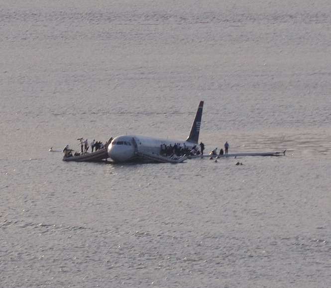 Samolot Airbus A320-214, mial wykonywac lot rejsowy do Charlotte, a nastepnie do Seattle. Po rutynowym rozbiegu i starcie na przewidzianym kursie, samolot, w wyniku zderzenia z kluczem dzikich gesi, utracil moc w obu silnikach, co zmusilo pilota Chesleya Sullenbergera do podjecia manewru awaryjnego lądowania na wodzie na nieoblodzonej szerokiej tafli pobliskiej rzeki Hudson. Wszystkie osoby obecne na pokladzie uszly z zyciem, bez groLniejszych obrazen.

<iframe width="450" height="300" src="http://www.youtube.com/embed/fwIe-e7Apkc" frameborder="0" allowfullscreen></iframe>