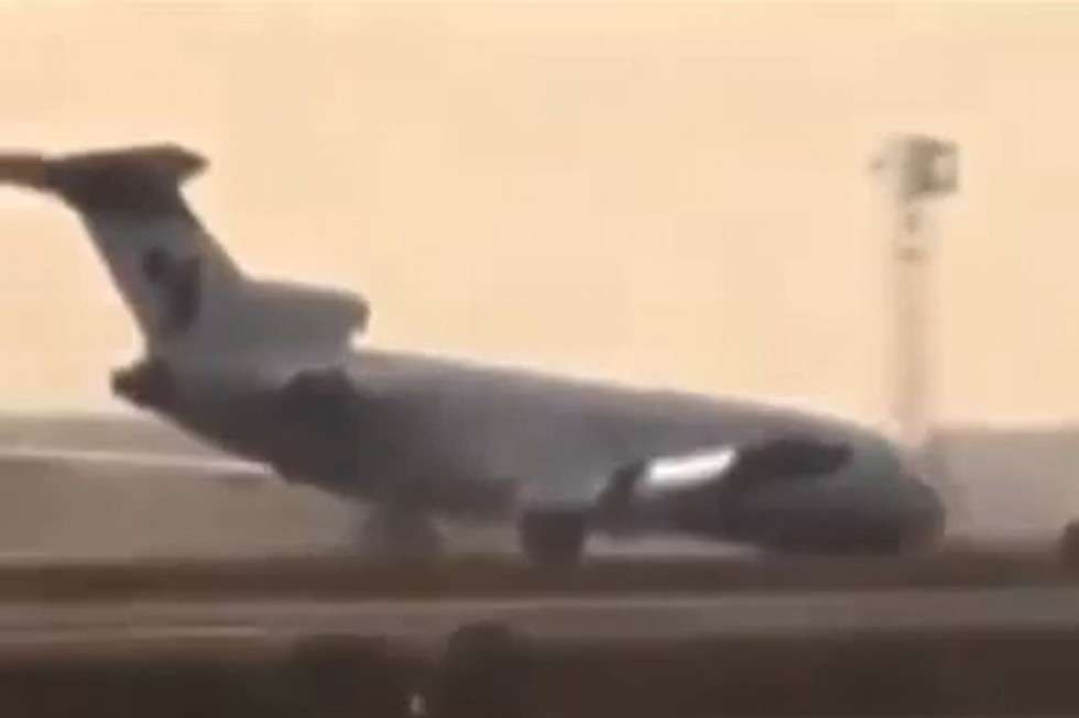  Kapitan linii Iran Air zdolal bezpiecznie wylądowac boeingiem 727 na lotnisku w Teheranie, mimo ze zepsul sie mechanizm wysuwania podwozia w nosie samolotu. Kapitan Hooshang Shahbazi uratowal zycie okolo 94 pasazerów i 19 czlonków zalogi.