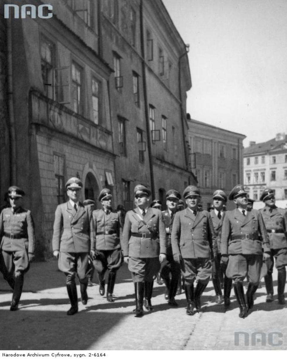  Gubernator Hans Frank (4 z lewej), Ernst Zorner (4 z prawej), Ernst Kundt (2 z prawej), Otto von Wachter (3 z prawej) i inni funkcjonariusze niemieccy zwiedzają teren byłego getta lubelskiego