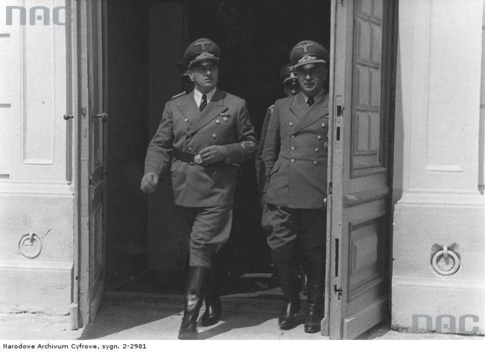  Gubernator Hans Frank (z prawej) i Ernst Zorner opuszczają gmach teatru miejskiego w Lublinie
