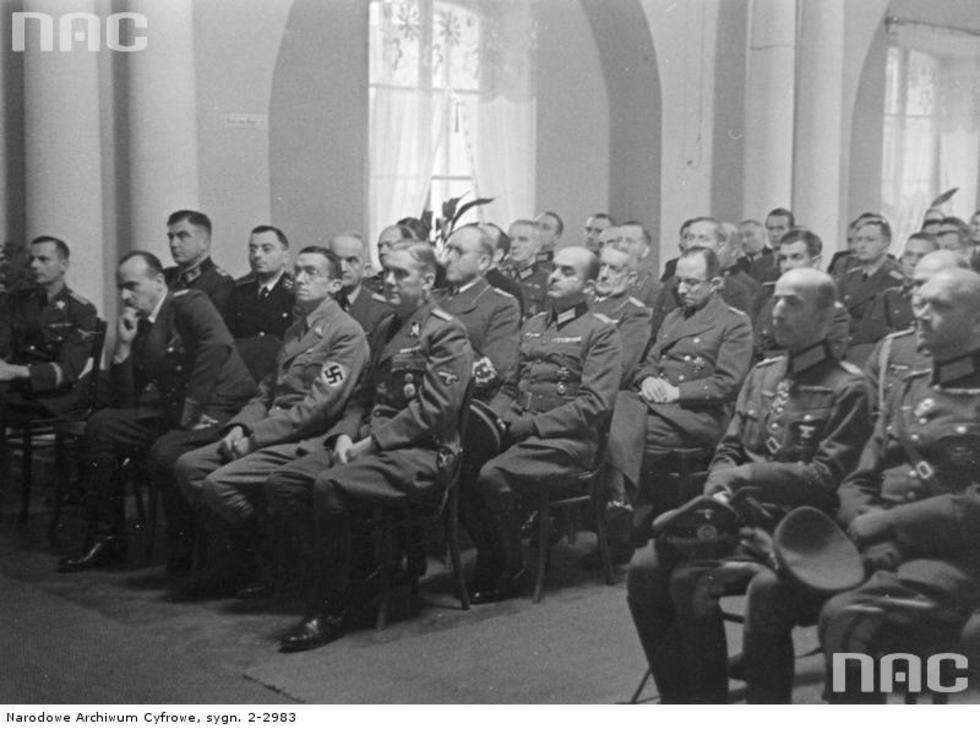  Gubernator Hans Frank na spotkaniu z urzędnikami dystryktu w Lublinie. Widok na salę. W pierwszym rzędzie widoczni: Hans Frank (drugi z lewej) i Wilhelm Friedrich Kruger (pierwszy z lewej).