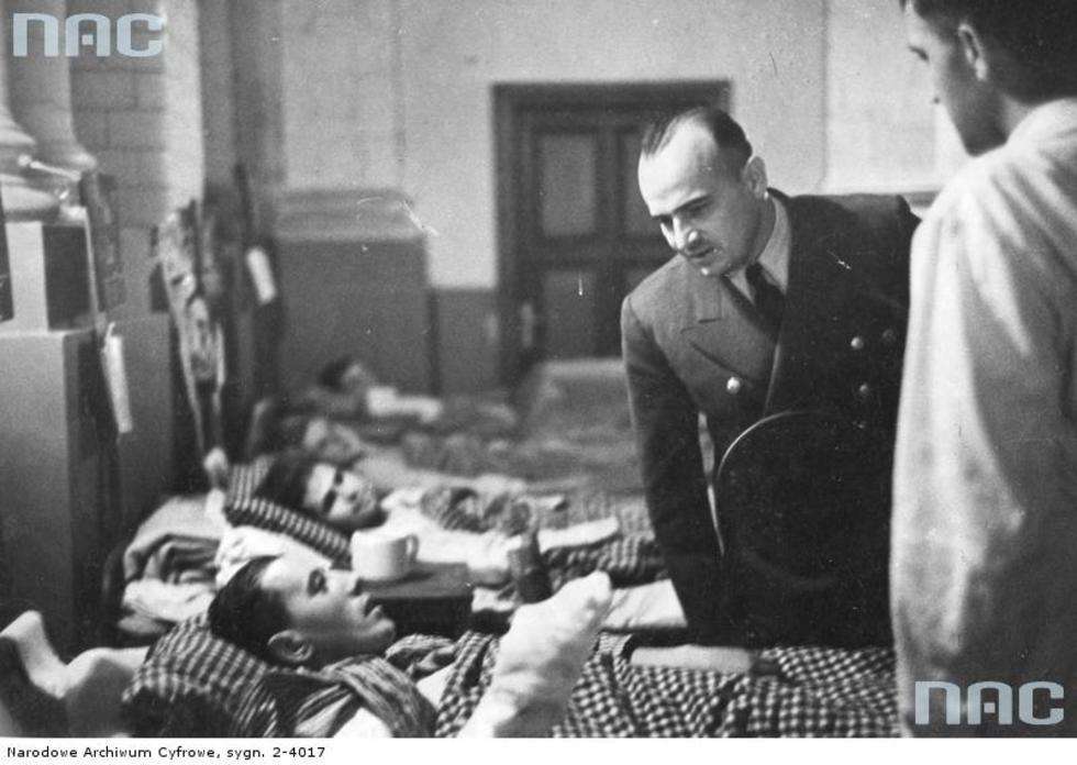  Gubernator Hans Frank odwiedza rannych żołnierzy niemieckich w szpitalu w Lublinie.