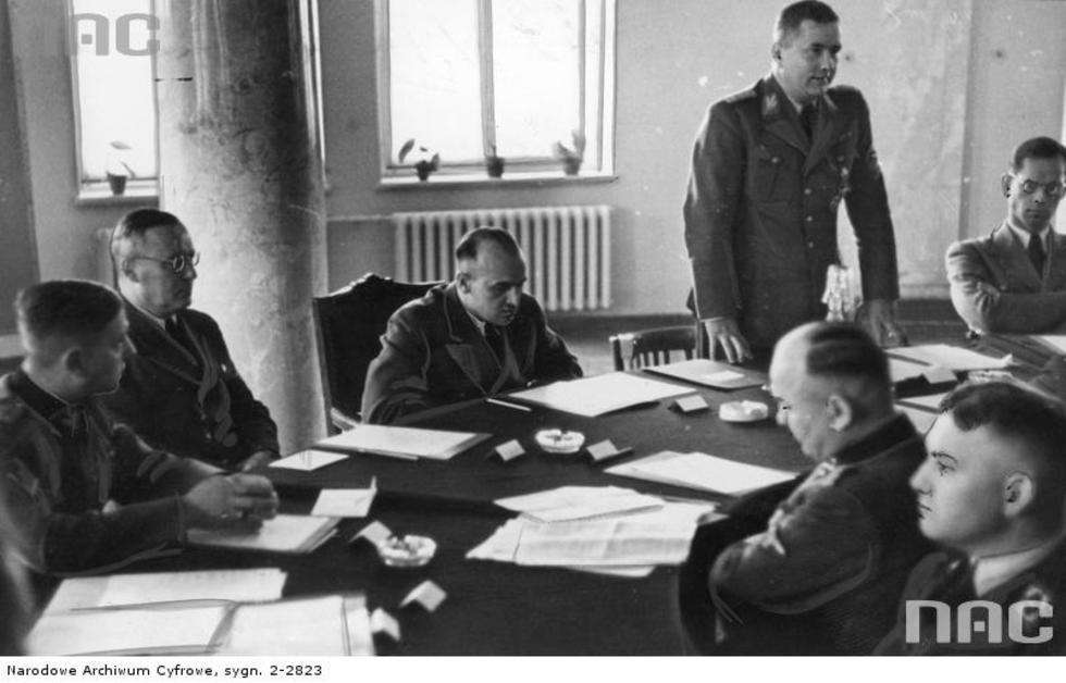  Ludwig Fischer przemawia na posiedzeniu roboczym rządu Generalnego Gubernatorstwa w Lublinie - w gmachu władz dystryktu. Obok widoczni: gubernator Hans Frank (trzeci z lewej), Ernst Boepple (drugi z lewej) i Adolf Stahl (pierwszty z prawej).