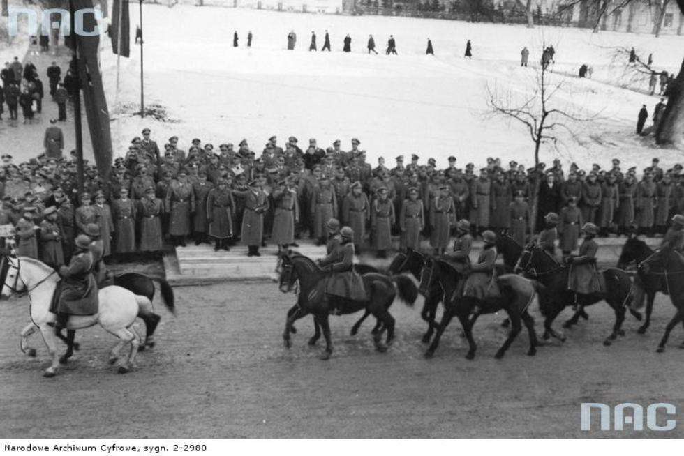  Defilada kawalerii przed gubernatorem Hansem Frankiem podczas jego wizyty w Lublinie.