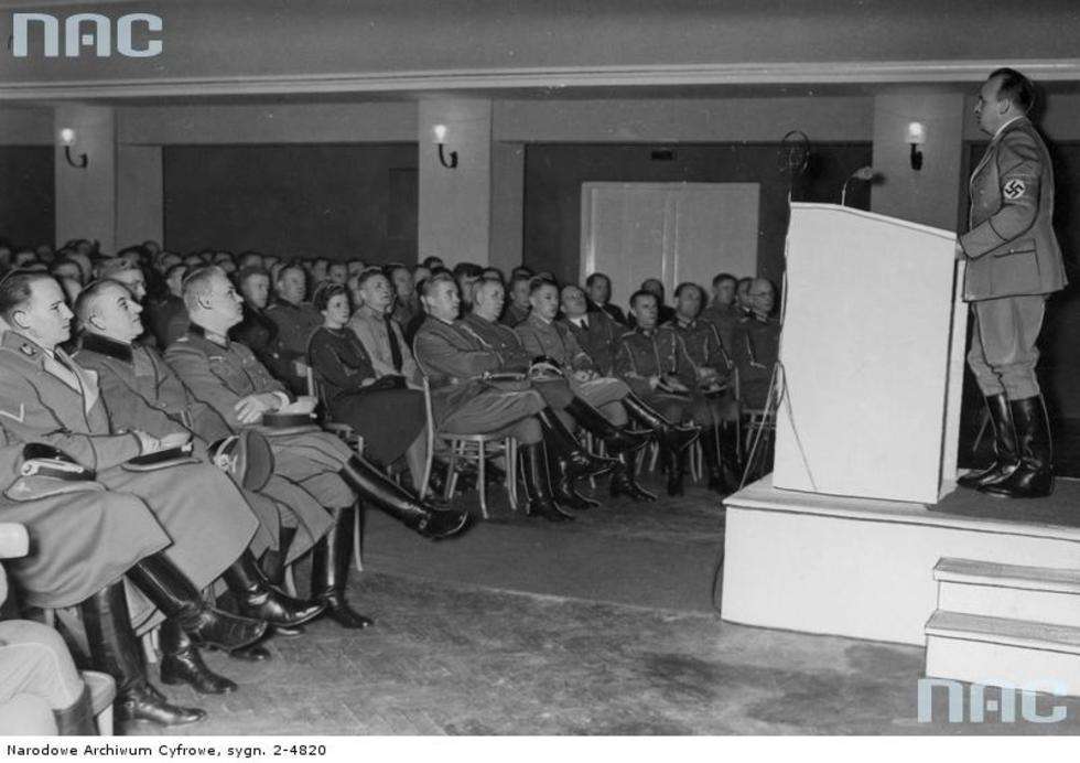  Gubernator Hans Frank przemawia podczas uroczystości związanych z otwarciem gmachu NSDAP w Lublinie. W pierwszym rzędzie widoczny Otto Globocnik (piąty z lewej), dowódca SS i policji na Dystrykt Lublin