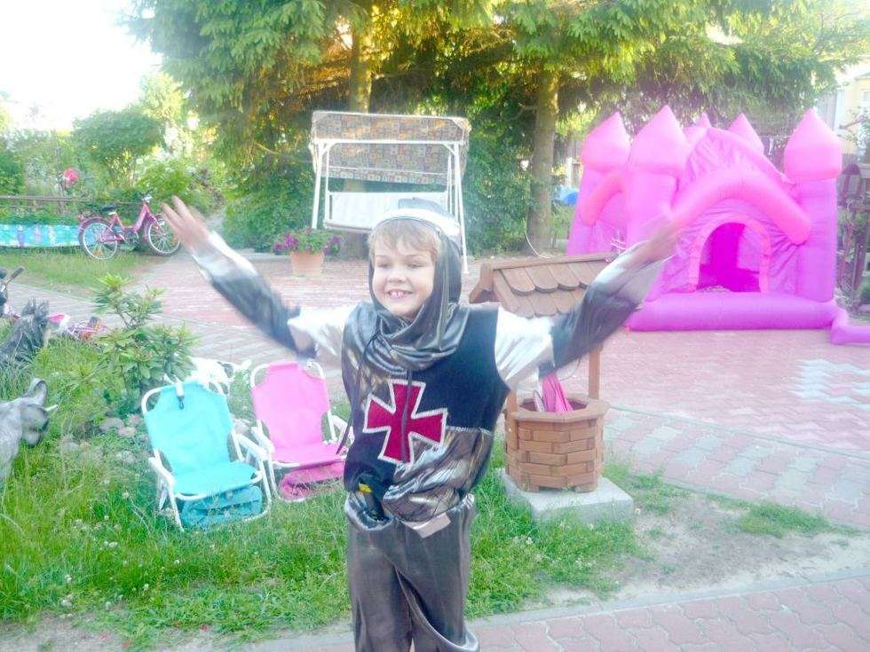  Piotr Zając to niesamowity dzieciak, każdego dnia zaskakuje czymś nowym. Piotrek chce być rycerzem (ma już swój zamek) a także marzy o lataniu w kosmosie. 
