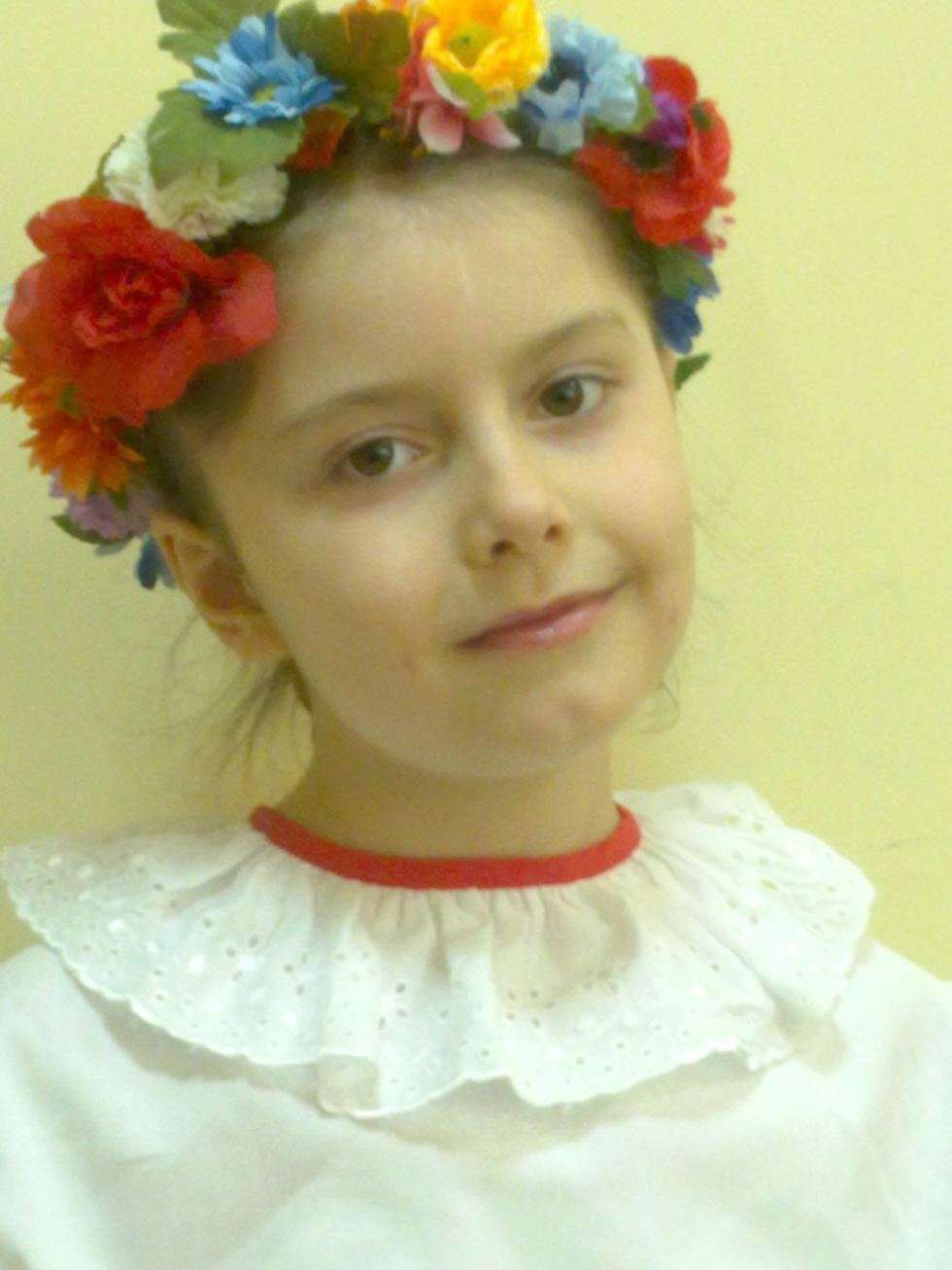  Amelia Wójtowicz, 8 lat. Jest artystyczną duszą - tańczy w zespole i chodzi do szkoły muzycznej, gdzie uczy się grać na fortepianie, dzwonkach i flecie. Amelka to bardzo żywe dziecko, w domu ciągle tańczy, śpiewa lub gra. Amelia lubi też wymyślać różne historie. 
