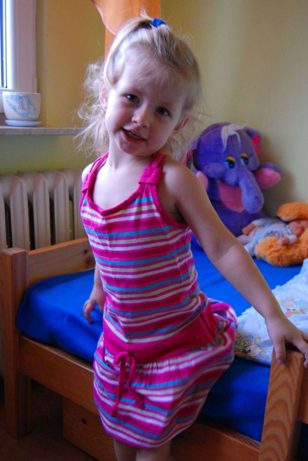  Maja Arasymowicz, 3 lata. Domowy pseudonim to „Bączek”. Denerwuje się, gdy nazywana jest „Majcią”. Uwielbia bajki o smokach oraz dinozaurach, bańki mydlane i książeczki. Jest radosnym i żywiołowym maluchem.