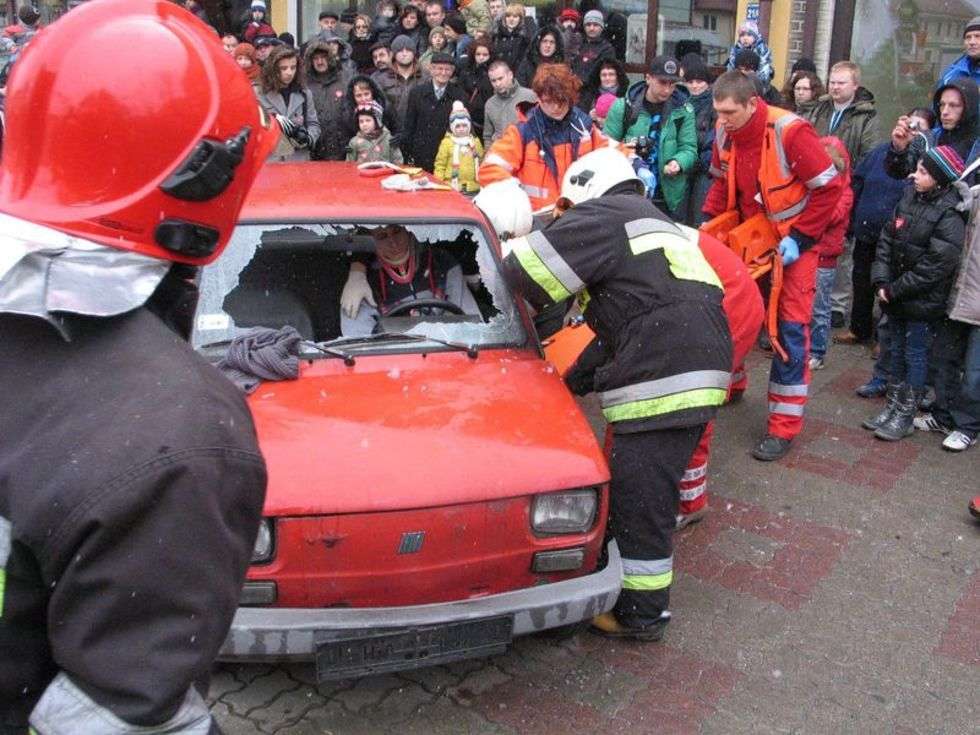  Symulacje działania ratowników wezwanych do wypadku samochodowego były jednym z głównych punktów programu WOŚP w Chełmie 