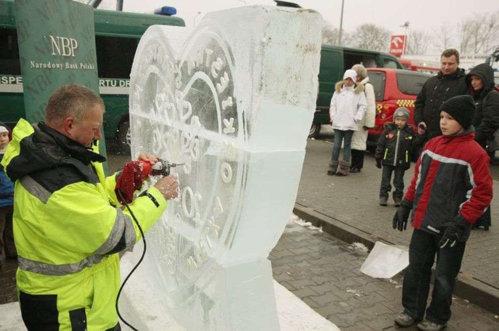  W Lublinie powstała rzeźba lodowa w kształcie serca z wizerunkiem monety wyemitowanej przez NBP. Wykonał ją Krzysztof Gac