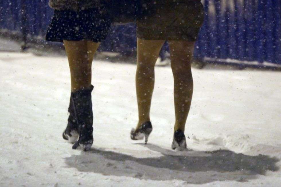  Gwałtowne nadejście śnieżnej zimy zaskoczyło wiele osób. Na zdjęciu lubelskie Al. Racławickie 
w sobotni wieczór 