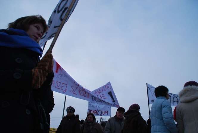 Protest rodziców przeciwko wygaszeniu Gimnazjum nr 3 w Chełmie