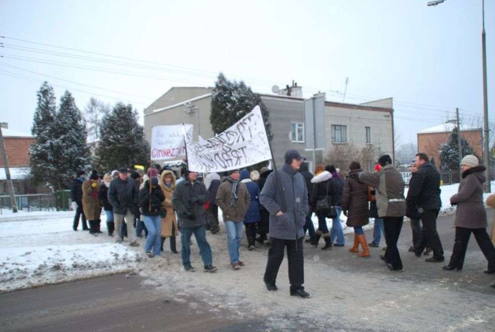  Protest rodziców przeciwko wygaszeniu Gimnazjum nr 3 w Chełmie