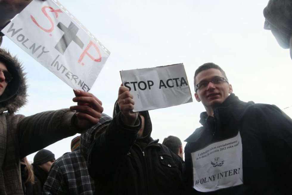  Protest przeciwko ACTA przed Ratuszem w Lublinie (zdjęcie 13) - Autor: Wojciech Nieśpiałowski
