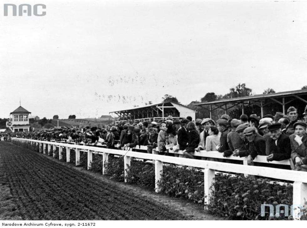  Już pierwsze wyścigi konne pod egidą Lubelskiego Towarzystwa Wyścigów Konnych (1903 r.) przyciągnęły tłumy widzów. Niecałe 40 lat później wyścigi konne nadal cieszyły się ogromnym powodzeniem.