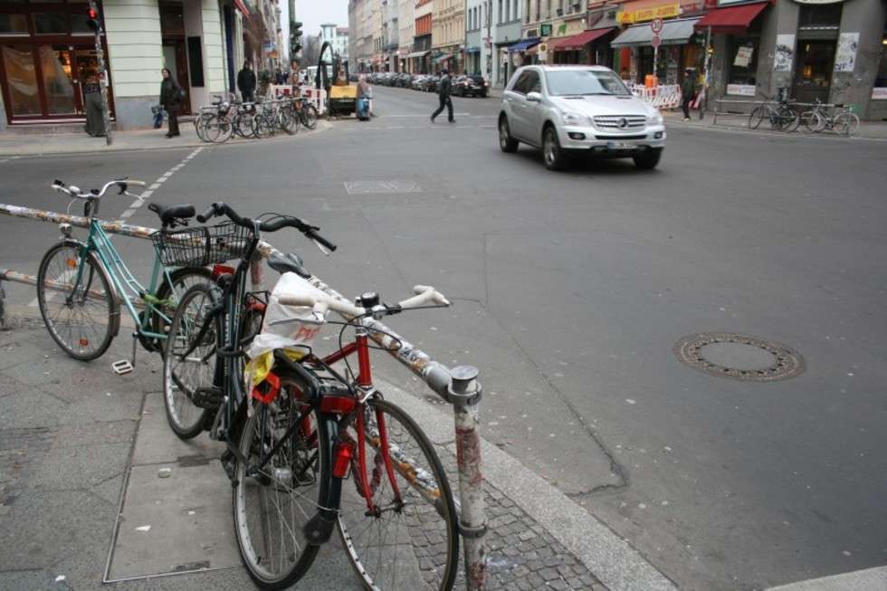  Tak gdzie nie ma stojaków rowerzyści wykorzystują przyuliczne barierki
