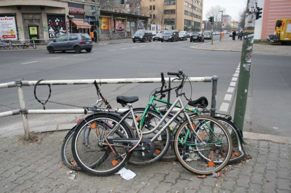  Właściciele części z pozostawionych na ulicach rowerów już po nie nie wracają. Rowerów na dole tej "kupki" nikt już nie używa. Wciąż są jednak przypięte do barierki